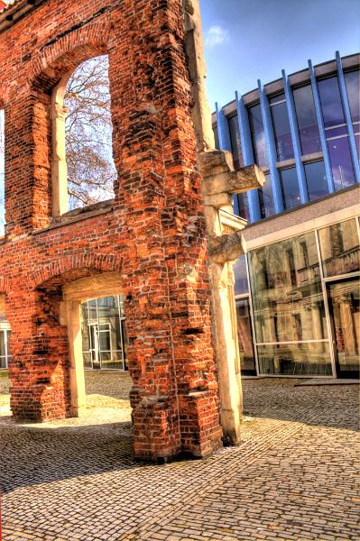 2010_04_14_924And7more_tonemapped.jpg - Am Theater Münster